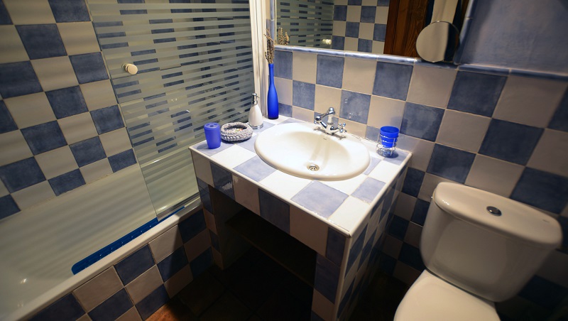 baño habitación azul