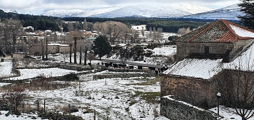 Vista desde La Casa del Altozano, en Barajas. Navarredonda de Gredos. Al fondo vacas de camino a Extremadura