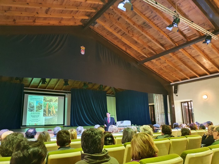  Juan Andrés Oria, ingeniero especializado en temas de silvopascicultura y profesor de la Universidad de Valladolid, durante su charla en Gredos.