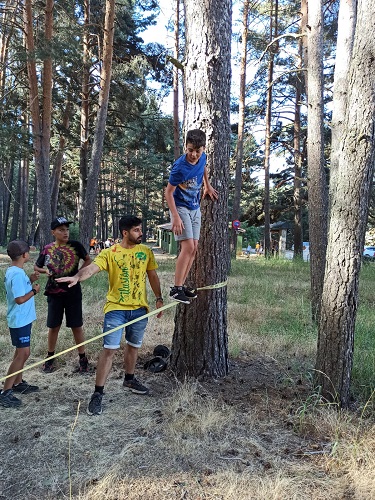 La aventura en los árboles forma parte del programa del campamento del grupo Campanavar.