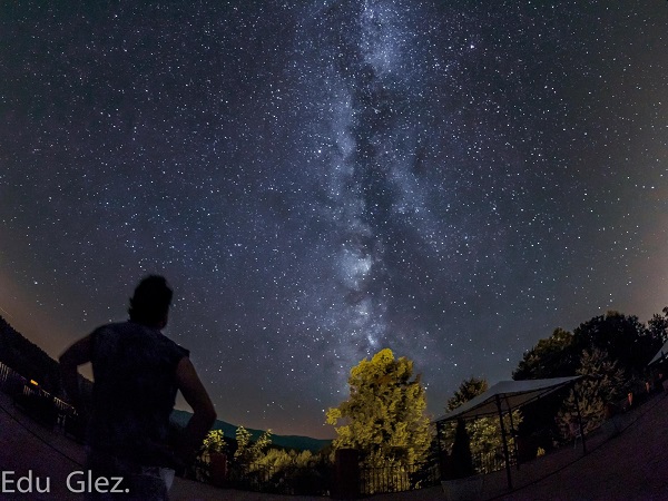 La Vía Láctea vista desde el Hostal Almanzor en  Navarredonda de Gredos. Foto: Eduardo González.