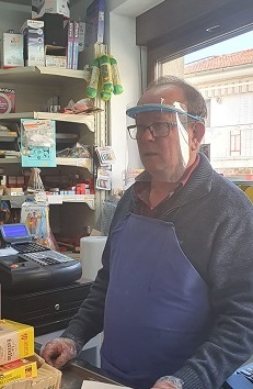 Ángel, al pie del cañon, en su tienda de Hoyos del Espino.