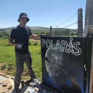 Grafitero decorando la portera de acceso a Polaris, el observatorio astronómico de Gredos Norte.