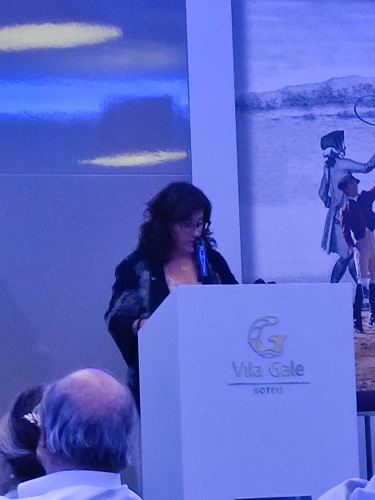 Eva Veneros, de La Casa del Altozano, durante el discurso de entrega del Premio Internacional Mejor Alojamiento Starlight, en Évora.