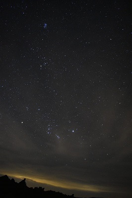 Constelación de Orión, por debajo de Las Pléyades.