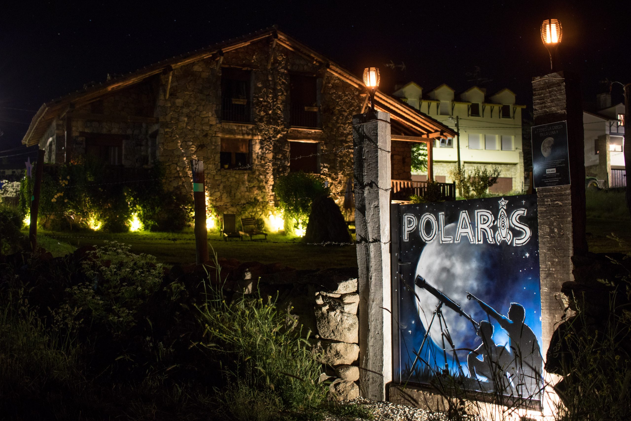 Casa del Altozano / Observatorio Polaris under the night sky