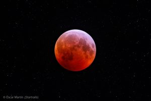 Eclipse de Luna. Foto: Óscar Martín Mesonero, de Startrails