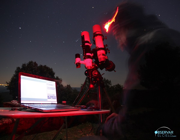Jon Teus, de Observar el Cielo, procesando una astrofotografía