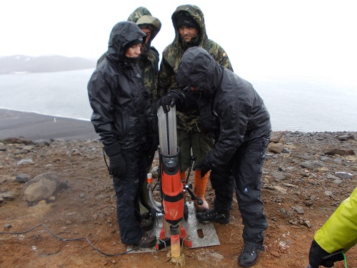 Felipe y su equipo haciendo una perforación en el monte Bynon, en la Antártida.