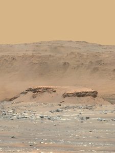 Surgimiento rocoso próximo al abanico aluvial visto desde la posición del rover.Creditos: NASA/JPL-Caltech