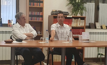 Daniel Salanova Garrosa (Dcha.) junto a José Manuel Jiménez, alcalde de Navarredonda de Gredos, donde se presentó el libro "Hay un columpio en mi casa"