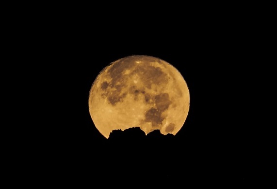 Luna sobre La Galana, en Gredos. Foto: Eduardo González