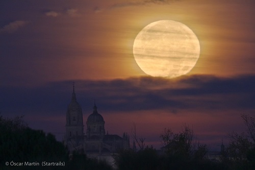 Luna y catedral de Salamanca. Foto: Óscar M. Mesonero. Startrails.