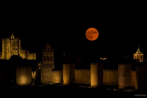 Luna sobre las murallas de Ávila. Foto: Carmen Rodríguez.