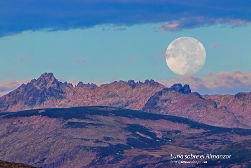 Luna sobre el pico Almanzor, en Gredos. Foto: Fernando Apausa.