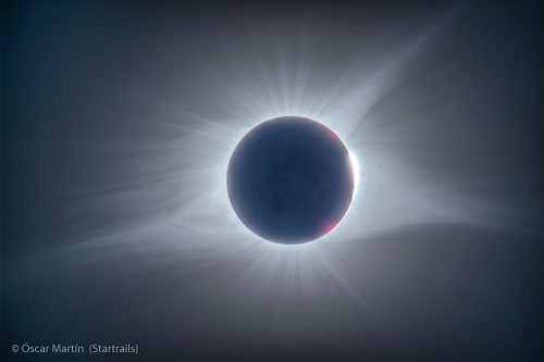 Eclipse Solar. Foto: Óscar Martín Mesonero. Startrails.
