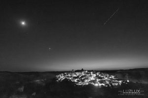 Tren de satélites Starlink. Foto: Foto: Fernando Rey/ LuzLux.