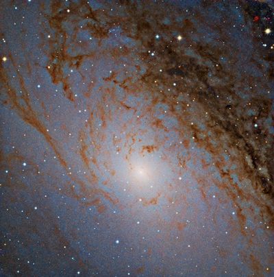 Región central de la galaxia de Andrómeda (M31, NGC 224) captada con los telescopios Zeiss de 1,23 m y 3,5 m del Observatorio de Calar Alto (CAHA). CAHA, Fundación Descubre , DSA , OAUV , Vicent Peris (OAUV), Jack Harvey ( SSRO ), Steven Mazlin (SSRO), Gilles Bergond (CAHA). La imagen abarca unos 15 minutos de arco en el cielo (la mitad del ancho aparente de la Luna llena). Norte arriba, Este a la izquierda. Procesada íntegramente con PixInsight 1.7.