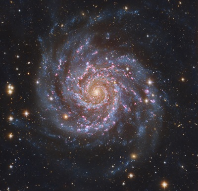 Leyenda y créditos de la imagen: Imagen de la galaxia espiral M74 de la Galería de fotos documentales de la Fundación Descubre ( Descubre / DSA / OAUV ), obtenida en el Observatorio de Calar Alto . Vicent Peris (OAUV), José Luis Lamadrid ( CEFCA ), Jack Harvey ( SSRO ), Steve Mazlin (SSRO), Ivette Rodríguez ( PTeam ), Oriol Lehmkuhl (PTeam), Juan Conejero ( PixInsight ). Escala de la imagen: 0,5” por píxel. La imagen comprende 15 minutos de arco en el cielo (la mitad del ancho aparente de la Luna llena). Norte arriba, Este a la izquierda. Procesada íntegramente con PixInsight 1.6.